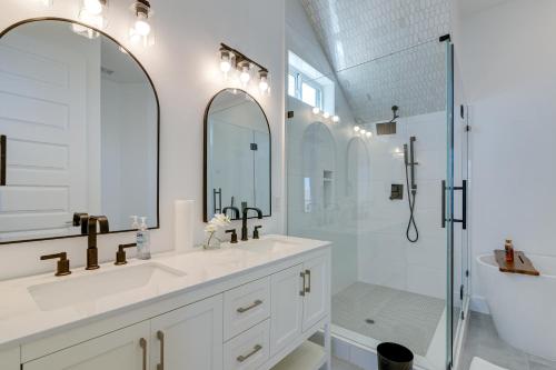 Un baño blanco con lavabo y ducha. en Modern Galveston Vacation Rental Steps to Beach!, en Galveston