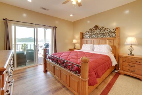 Ένα ή περισσότερα κρεβάτια σε δωμάτιο στο Clearlake Vacation Rental with Nearby Lake Access!