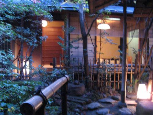 Taman di luar Gion Yoshiima