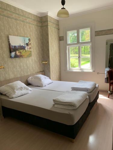 a bedroom with two beds in a room at Haus Rheinberg Gästehaus in Lorch am Rhein