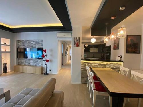 una sala da pranzo e un soggiorno con tavolo e sedie. di Marina Agadir - Luxury Pool view apartment 2Bdr ad Agadir