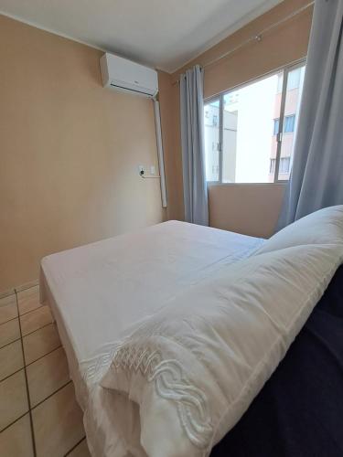 Katil atau katil-katil dalam bilik di 1 quarto a 200mts da praia Central, GARAGEM, WI-FI 160 Mbps, PET-FRIENDLY