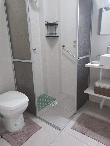 Bilik mandi di 1 quarto a 200mts da praia Central, GARAGEM, WI-FI 160 Mbps, PET-FRIENDLY