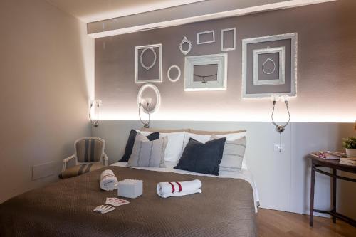 ein Schlafzimmer mit einem Bett mit zwei Hausschuhen darauf in der Unterkunft Elegant Location in Florence in Florenz
