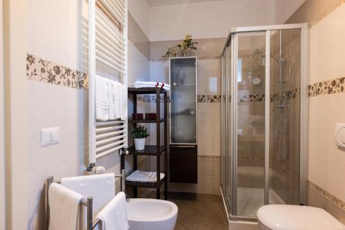 ein Bad mit einer Dusche und einem WC in der Unterkunft Elegant Location in Florence in Florenz
