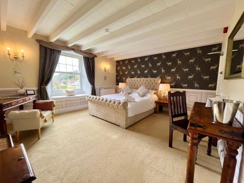ein Wohnzimmer mit einem Bett und einem Tisch in der Unterkunft Burnley country house in Hutton le Hole