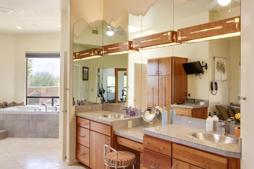 ein großes Badezimmer mit zwei Waschbecken und einer Badewanne in der Unterkunft Tucson Vacation Rental Near Catalina State Park! in Tucson