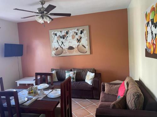 ein Wohnzimmer mit einem Sofa und einem Tisch in der Unterkunft Disfruta de tus vacaciones en Bávaro/Punta Cana in Punta Cana
