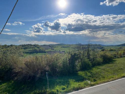 a view of a field with the sun in the sky at Appartamento in Montiglio