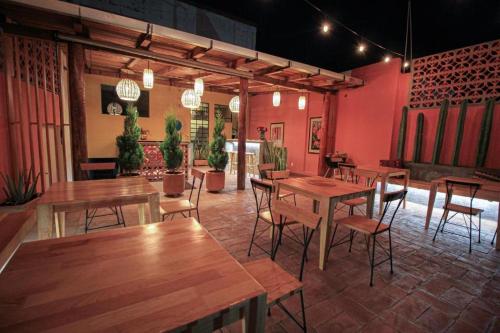 un restaurante con mesas de madera y sillas en una habitación en Hotel El Andariego en Oaxaca de Juárez