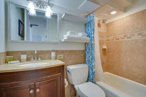 een badkamer met een toilet, een wastafel en een douche bij Vibrant Studio in the Heart of Waikiki! in Honolulu
