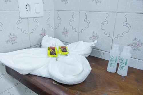 two towels on a table with two bottles of water at Pousada la colline in Santo Antônio do Pinhal