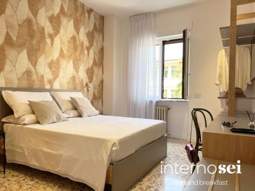 a bedroom with a bed and a window at Interno Sei B&B in Agropoli
