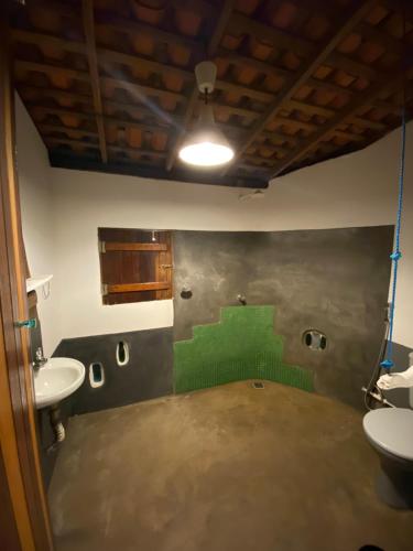 a bathroom with two sinks and a green wall at Casa Acquamarina in Atins