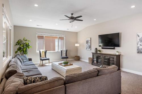 ein Wohnzimmer mit Couch und Flachbildfernseher in der Unterkunft Red Sand Hideaway #119 home in Santa Clara