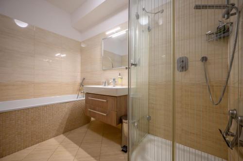y baño con ducha, lavamanos y ducha. en Apartmány Luhačovice, Royal en Luhačovice