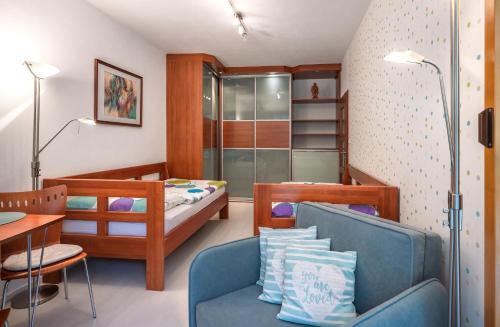 Habitación pequeña con cama y sofá en Apartmány Luhačovice, Royal en Luhačovice