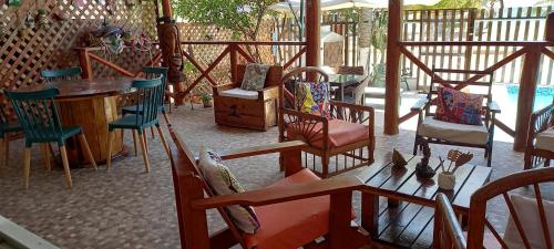 ein Zimmer mit Stühlen, einem Tisch und einer Bar in der Unterkunft Salv lodge casa frente al mar in Zorritos