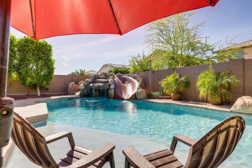 Πισίνα στο ή κοντά στο Surprise Home with Heated Pool and Deck
