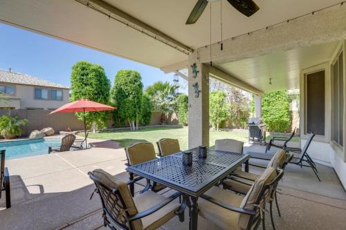 Πισίνα στο ή κοντά στο Surprise Home with Heated Pool and Deck