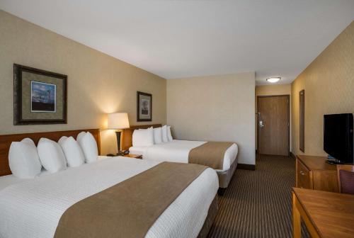 Ένα ή περισσότερα κρεβάτια σε δωμάτιο στο Best Western Vermillion Inn