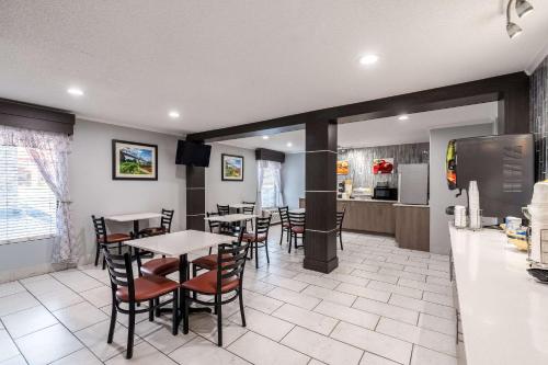 Køkken eller tekøkken på Quality Inn Cleveland North