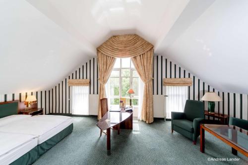 Letto o letti in una camera di Dorint Herrenkrug Parkhotel Magdeburg