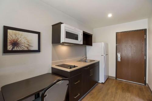 Kuchyň nebo kuchyňský kout v ubytování WoodSpring Suites Orlando North - Maitland