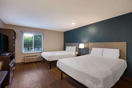 Postel nebo postele na pokoji v ubytování WoodSpring Suites Orlando North - Maitland