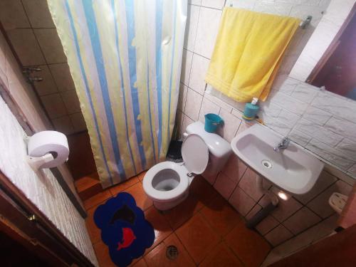 Baño pequeño con aseo y lavamanos en LA TRANQUILIDAD en Mindo