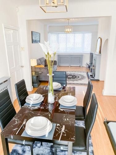 Posezení v ubytování Stunning Modern Cozy 5 star 3 bedroom house-Free Parking Greater London Metro Stations hosted by Tony