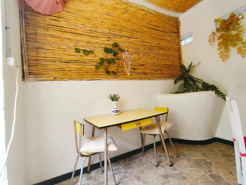 a table and chairs in a room with a window at Free Canari - Los Alamos 8 in Tegueste