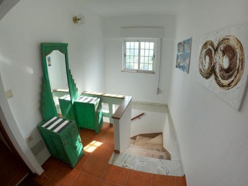 Cette chambre dispose d'un escalier avec un miroir et une table. dans l'établissement Algarve, renovated T1 apartment in S Bras de Alportel, à São Brás de Alportel