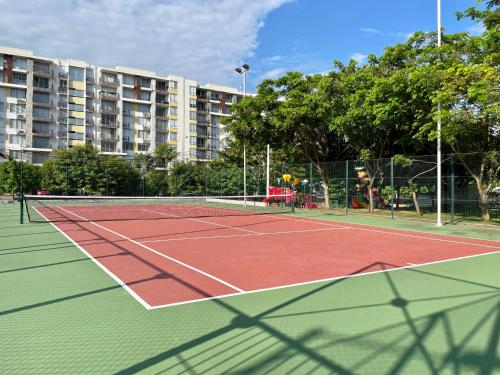 a tennis court in front of a apartment building at Moderno apartamento amoblado via Ricaurte-Girardot in Ricaurte