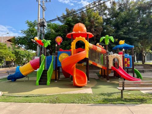 um parque infantil com um escorrega colorido em Moderno apartamento amoblado via Ricaurte-Girardot em Ricaurte