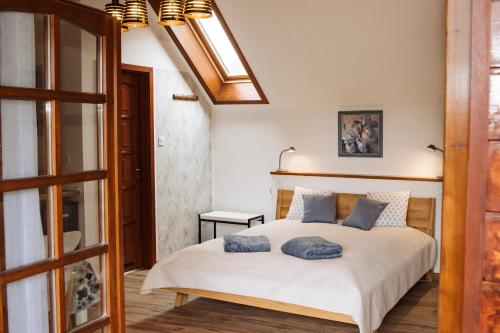 Un dormitorio con una cama con almohadas azules. en Dunna Vendégház, en Nagymaros