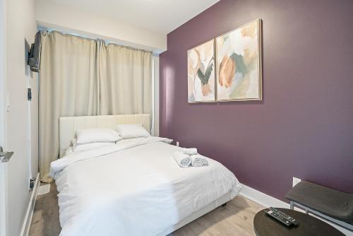 尼亞加拉瀑布的住宿－Brand new beautiful 3 beds 2 bathroom condo，卧室配有白色的床和紫色墙壁