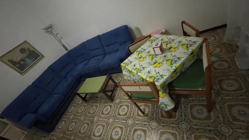 ein kleines Schlafzimmer mit einem blauen Etagenbett und einem Bett in der Unterkunft da Lilia in Salute&Bellezza in Monfalcone