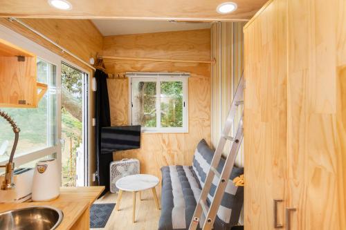 una casetta minuscola con una scala in cucina di Rural Couples Retreat/Tiny House a Pukehina