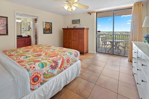 1 dormitorio con 1 cama y balcón en Phoenix East 801 by ALBVR - Corner unit with wrap-around balcony and unparalleled views!, en Orange Beach