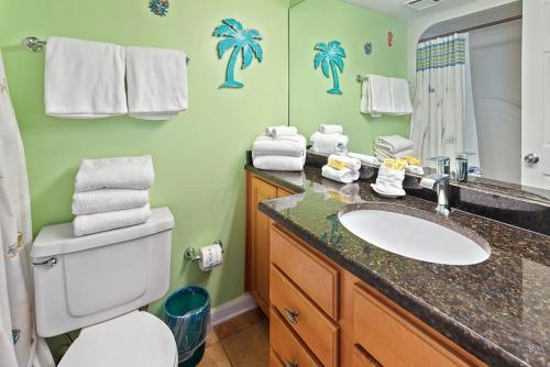 La salle de bains est pourvue d'un lavabo, de toilettes et d'un miroir. dans l'établissement Phoenix East 801 by ALBVR - Corner unit with wrap-around balcony and unparalleled views!, à Orange Beach