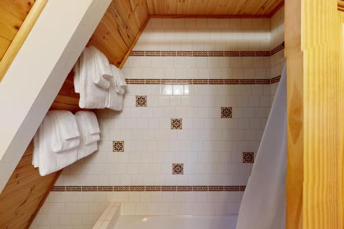 a bathroom with a tub and white towels at Peaceful Pine Getaway in Dorrington
