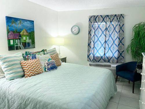 Emerald Skye 52 by ALBVR - Beautifully decorated beachfront condo tesisinde bir odada yatak veya yataklar