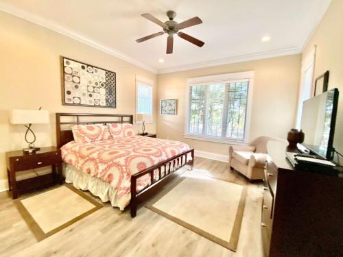 Ένα ή περισσότερα κρεβάτια σε δωμάτιο στο Beach Club Cottage 20 by ALBVR - Beautiful, Private Home - Amenities Galore!