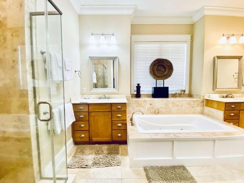 Ένα μπάνιο στο Beach Club Cottage 20 by ALBVR - Beautiful, Private Home - Amenities Galore!