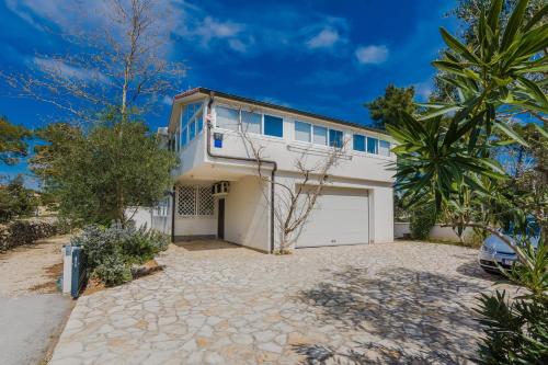 Apartments with a parking space Vir - 18582