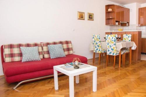 Apartments with parking space Omis - 21050