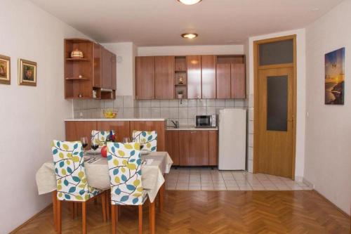 Apartments with parking space Omis - 21050