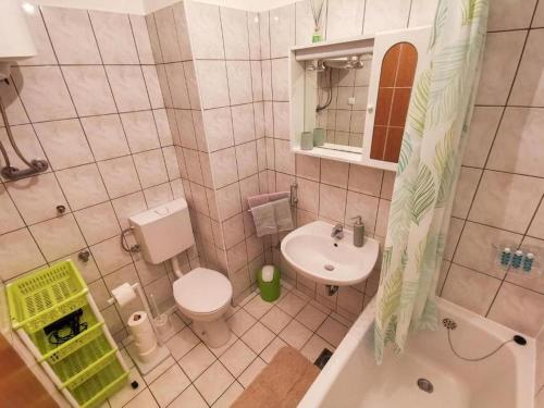 Apartments with parking space Omis - 21050