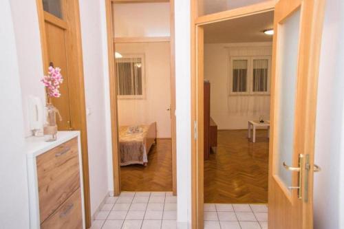 Apartments with parking space Omis - 21050
